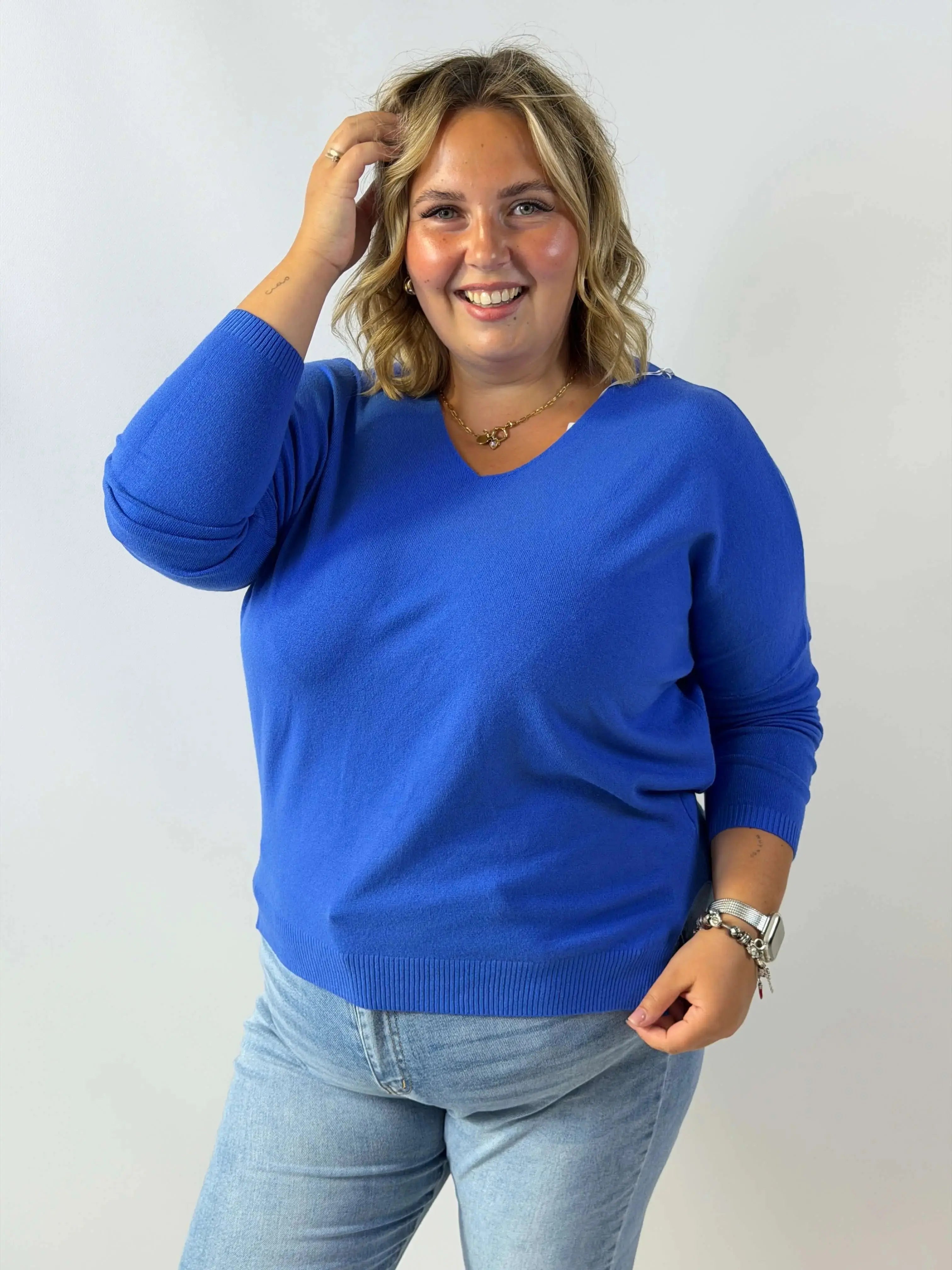Sweterek Plus Size z dekoltem V – miękkość, wygoda i kobiecy styl Stylowa XL