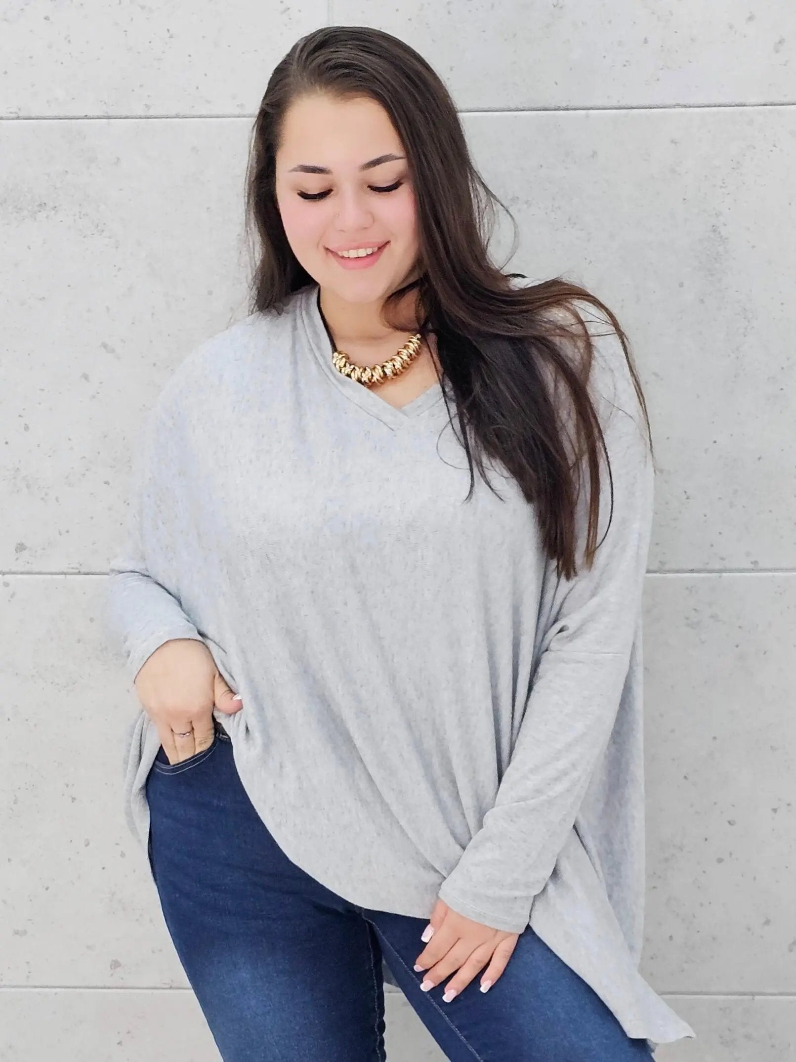 Sweterek oversize plus size z dekoltem V – lekki i kobiecy Stylowa XL