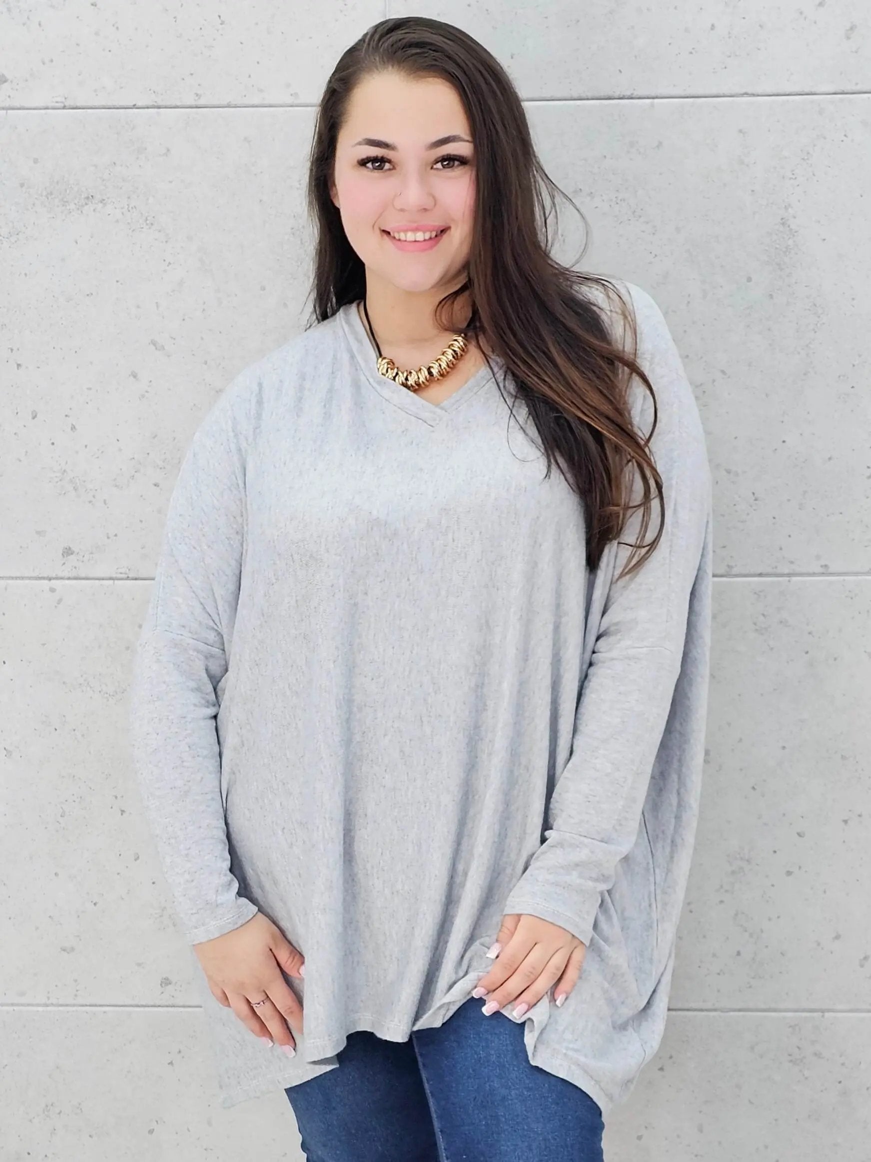 Sweterek oversize plus size z dekoltem V – lekki i kobiecy Stylowa XL