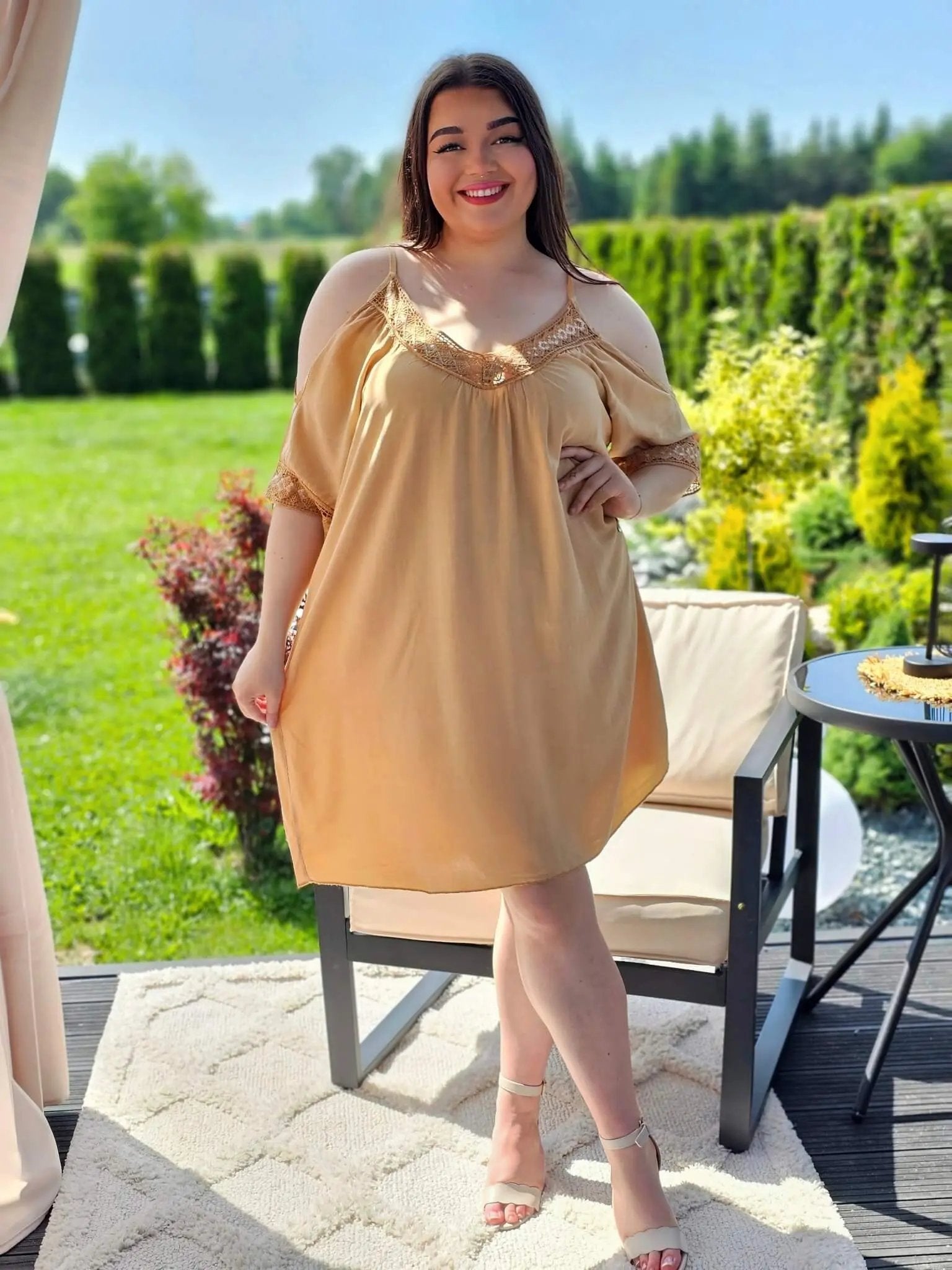 Świetny model tuniki na ramiączkach, dekolt ozdobiony cekinami - kilka kolorów Stylowa XL