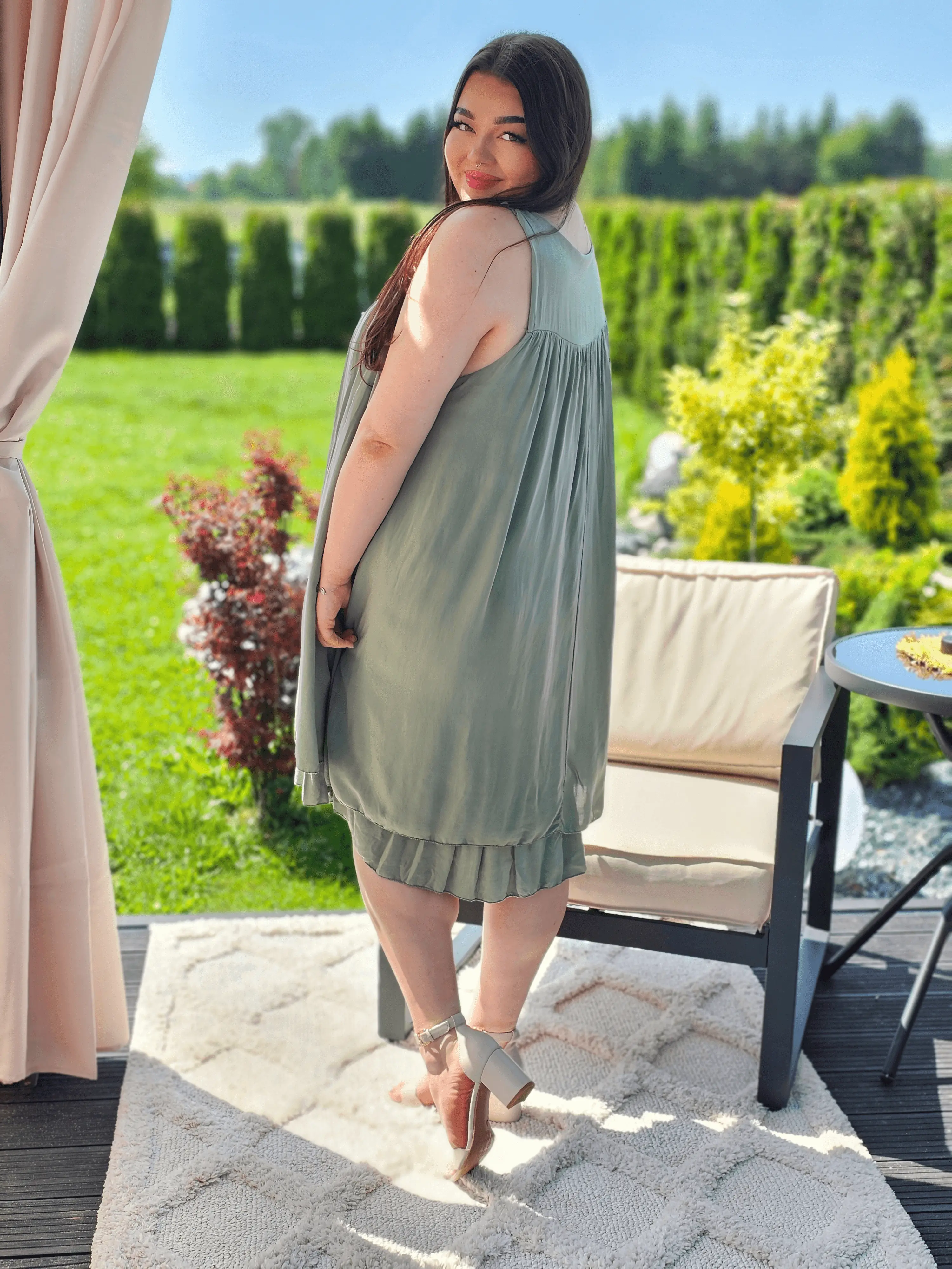 Świetny model tuniki na ramiączkach, dekolt ozdobiony cekinami - kilka kolorów Stylowa XL