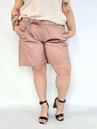 Szorty plus size puder róż z wiązaniem – modne szorty XXL damskie Stylowa XL