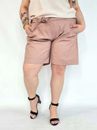 Szorty plus size puder róż z wiązaniem – modne szorty XXL damskie Stylowa XL