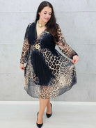 kobieca sukienka midi plus size z dekoltem V – na modelce