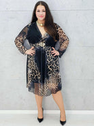 modna sukienka plus size w panterkę – detale pasek 