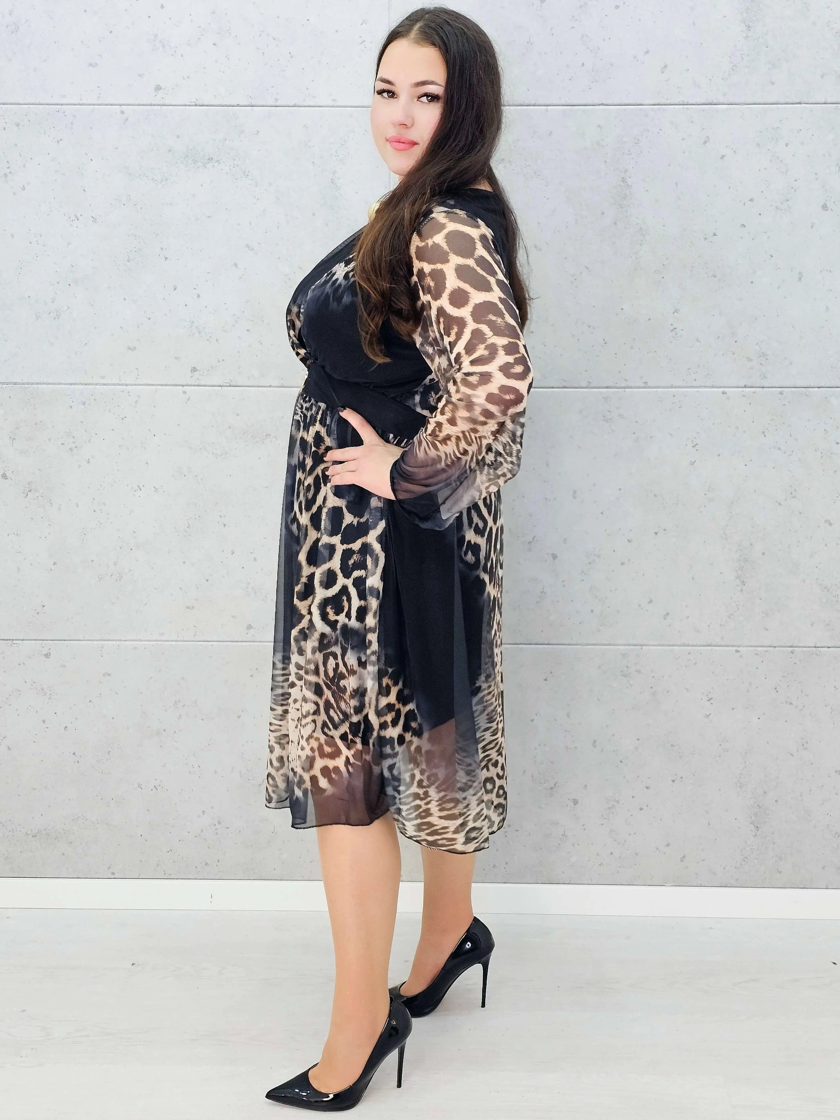 szyfonowa sukienka midi plus size z dekoltem V w panterke – bok