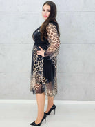 szyfonowa sukienka midi plus size z dekoltem V w panterke – bok