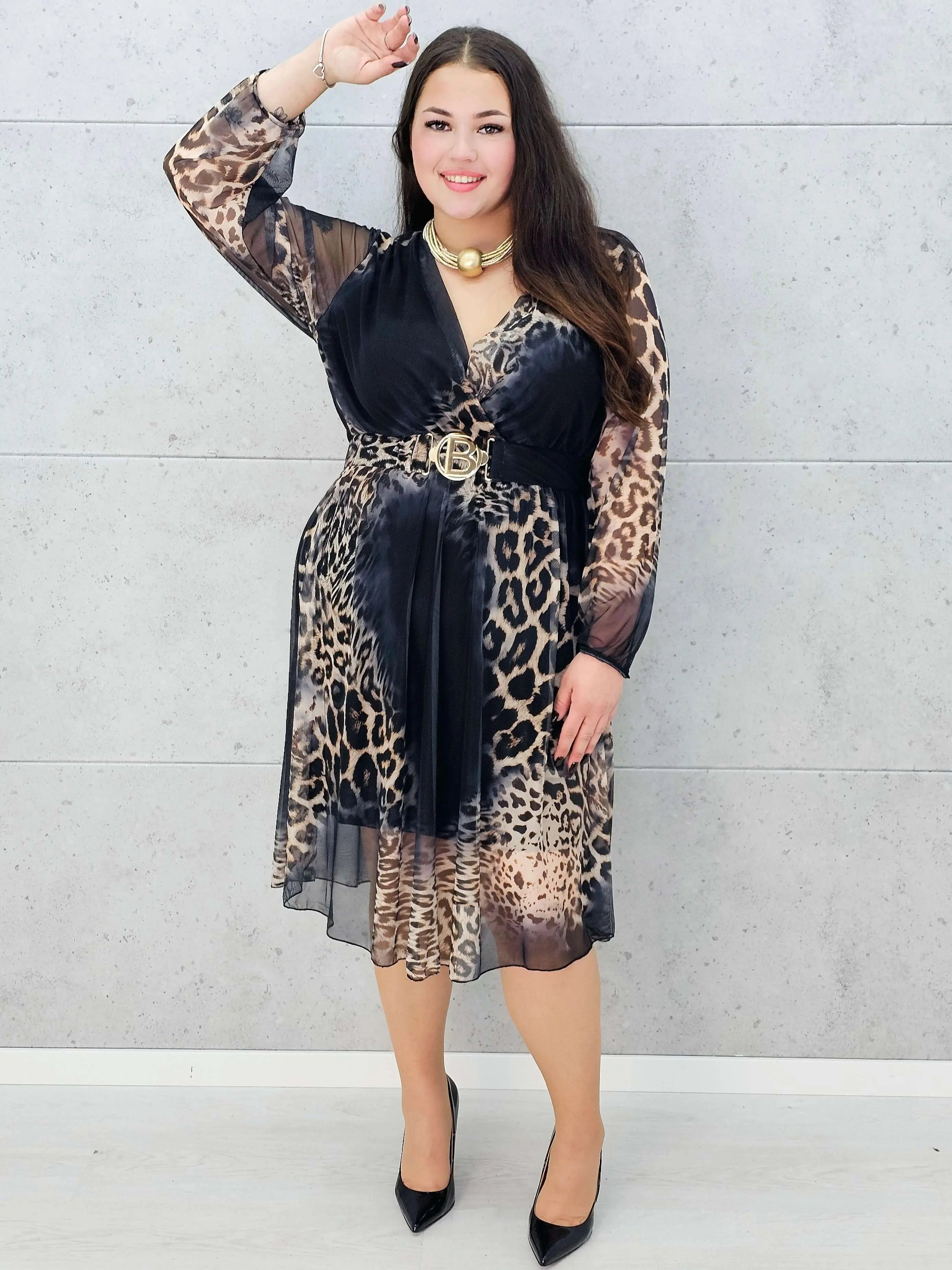 modna sukienka plus size w panterkę – przód