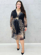 modna sukienka plus size w panterkę – detale całości