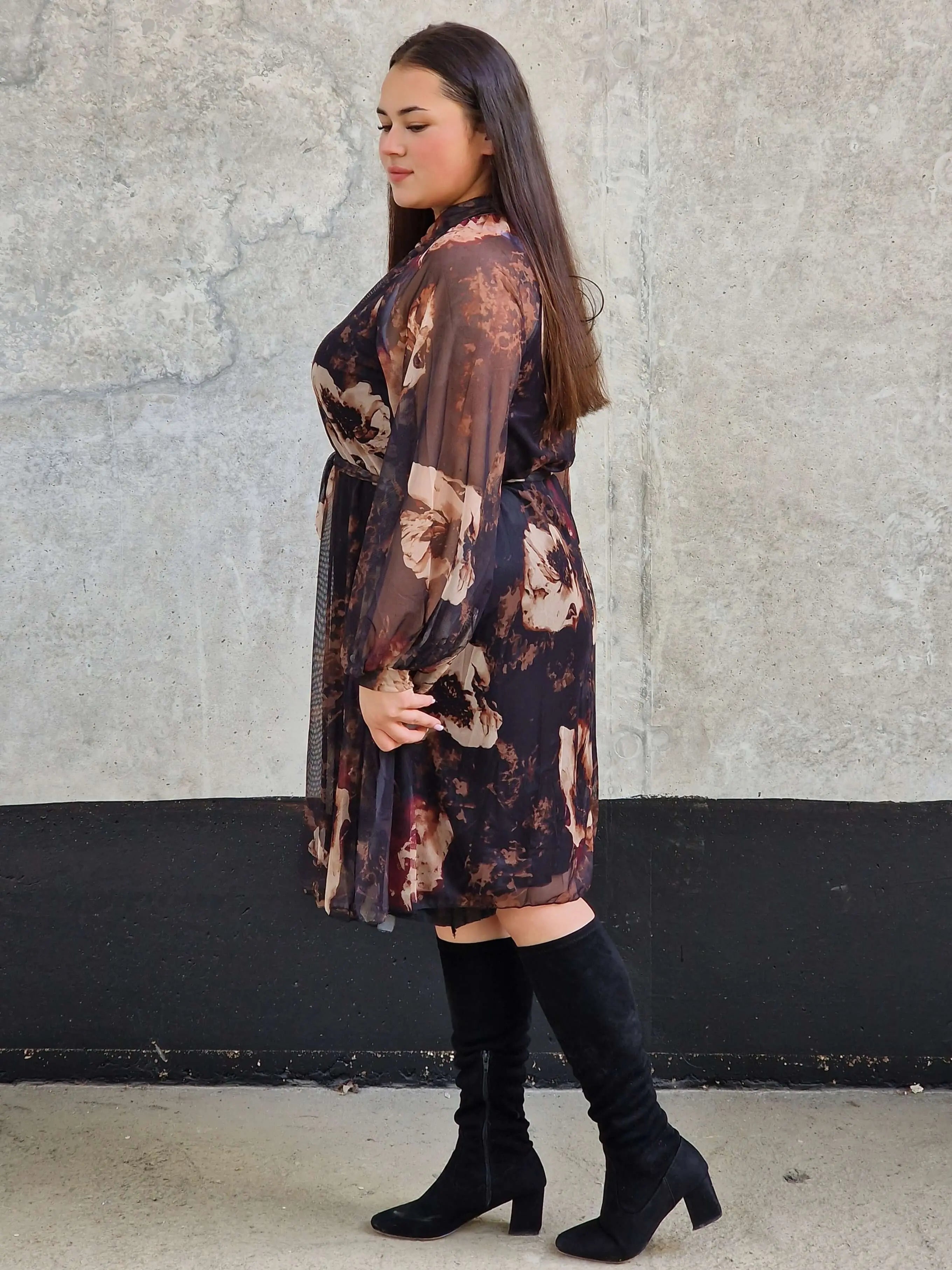 Szyfonowa sukienka plus size w kwiaty – elegancja i lekkość  Stylowa XL Stylowa XL