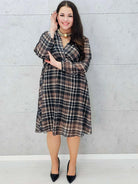 sukienka w kratę plus size midi z kopertowym dekoltem – rękaw i wzór