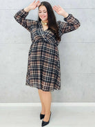 modna sukienka w kratę midi plus size – przód na modelce