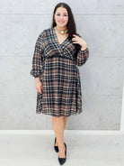 elegancka sukienka w kratę plus size midi – detale i rękaw