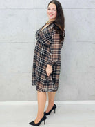 szyfonowa sukienka w kratę midi plus size z kopertowym dekoltem – bok