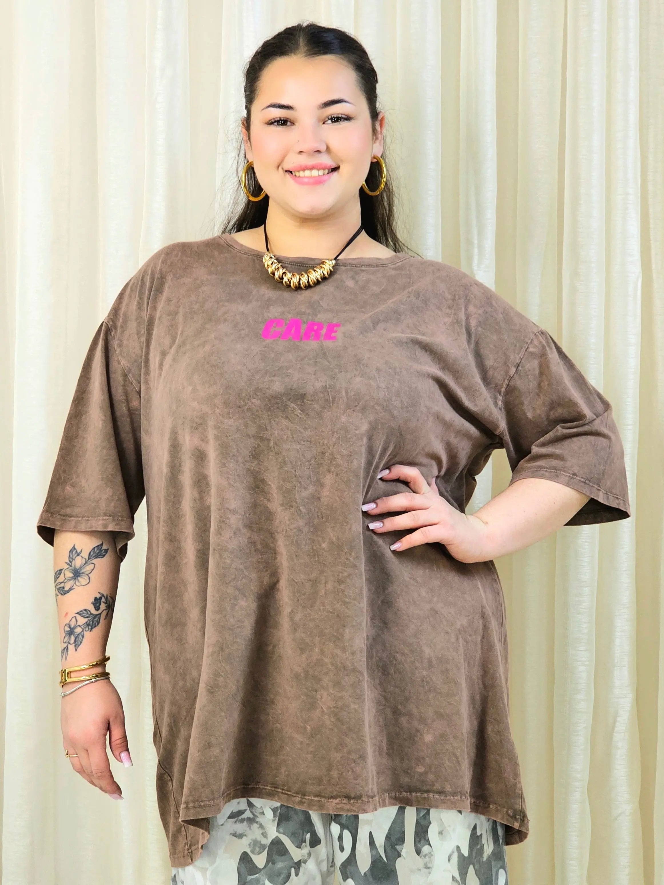 T-shirt plus size z nadrukiem CARE – casualowa moda plus size Stylowa XL