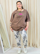 T-shirt plus size z nadrukiem CARE – casualowa moda plus size Stylowa XL