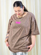 T-shirt plus size z nadrukiem CARE – casualowa moda plus size Stylowa XL