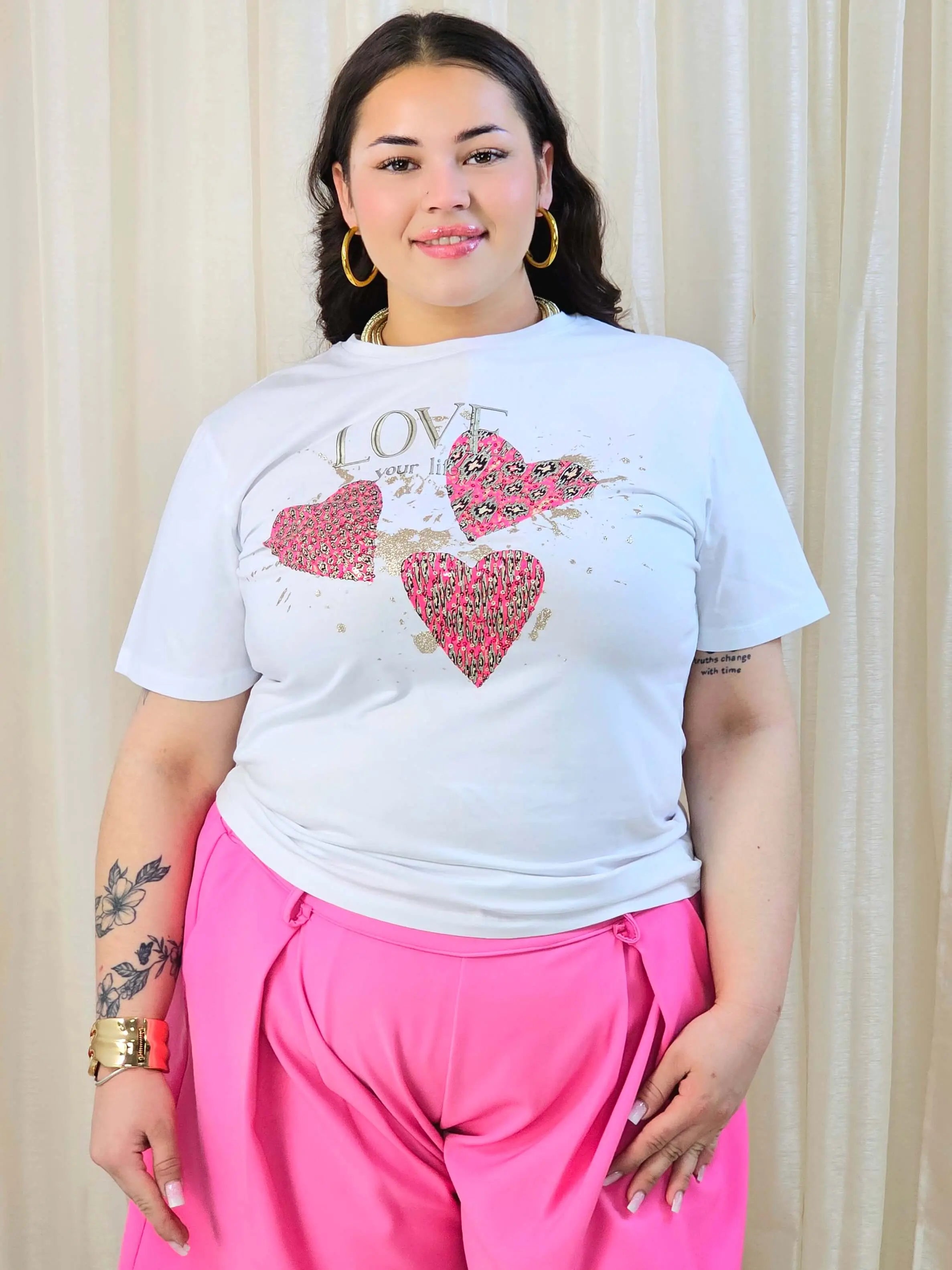 T-shirt plus size z nadrukiem serc – biały t-shirt XXL Stylowa XL Stylowa XL
