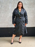 Trencz plus size z eko skóry – elegancki płaszcz damski z paskiem. Stylowa XL