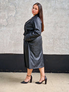 Trencz plus size z eko skóry – elegancki płaszcz damski z paskiem. Stylowa XL