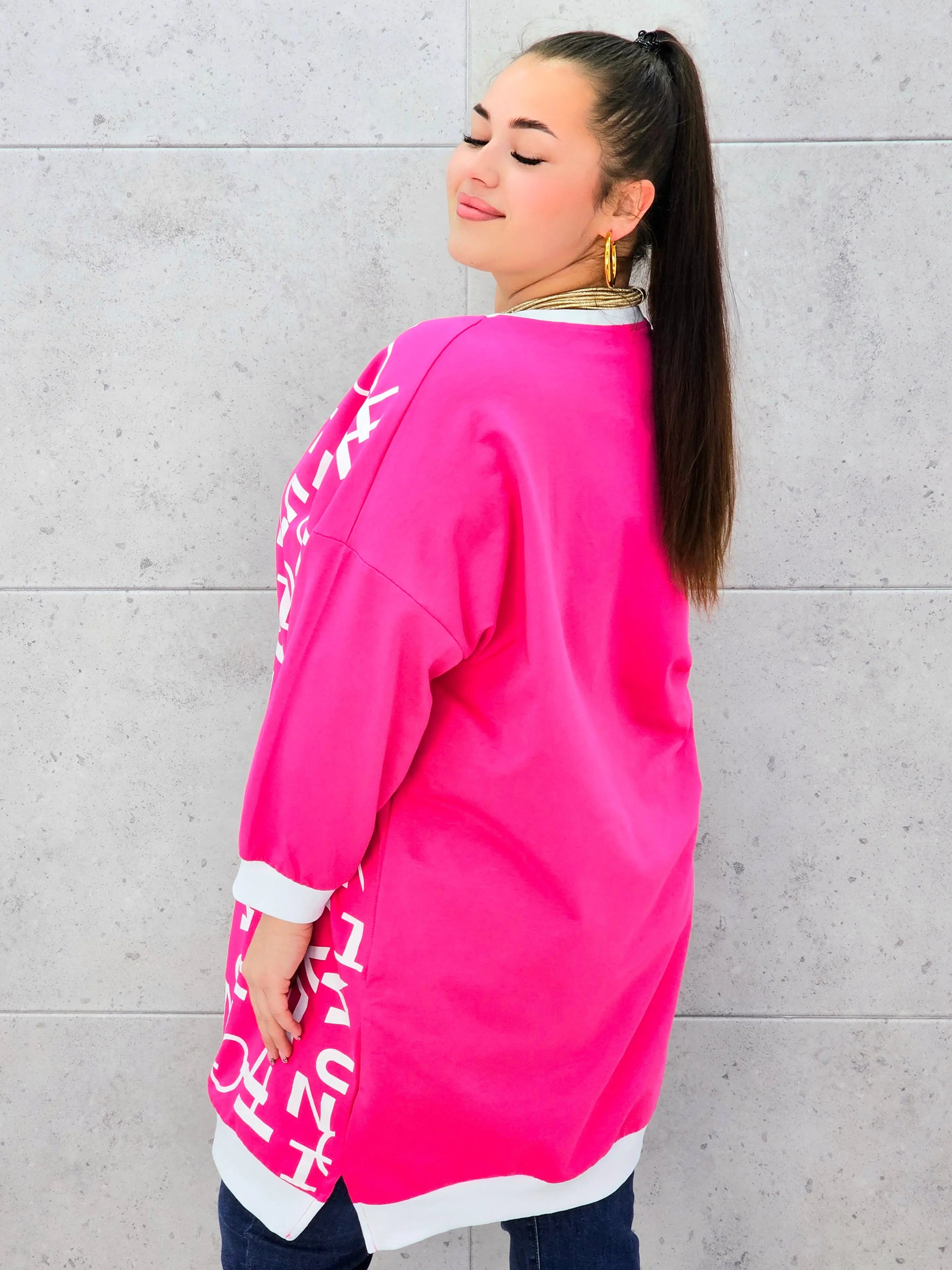 Tunika plus size z modnym nadrukiem – energetyczny róż dla kobiet XXL Stylowa XL