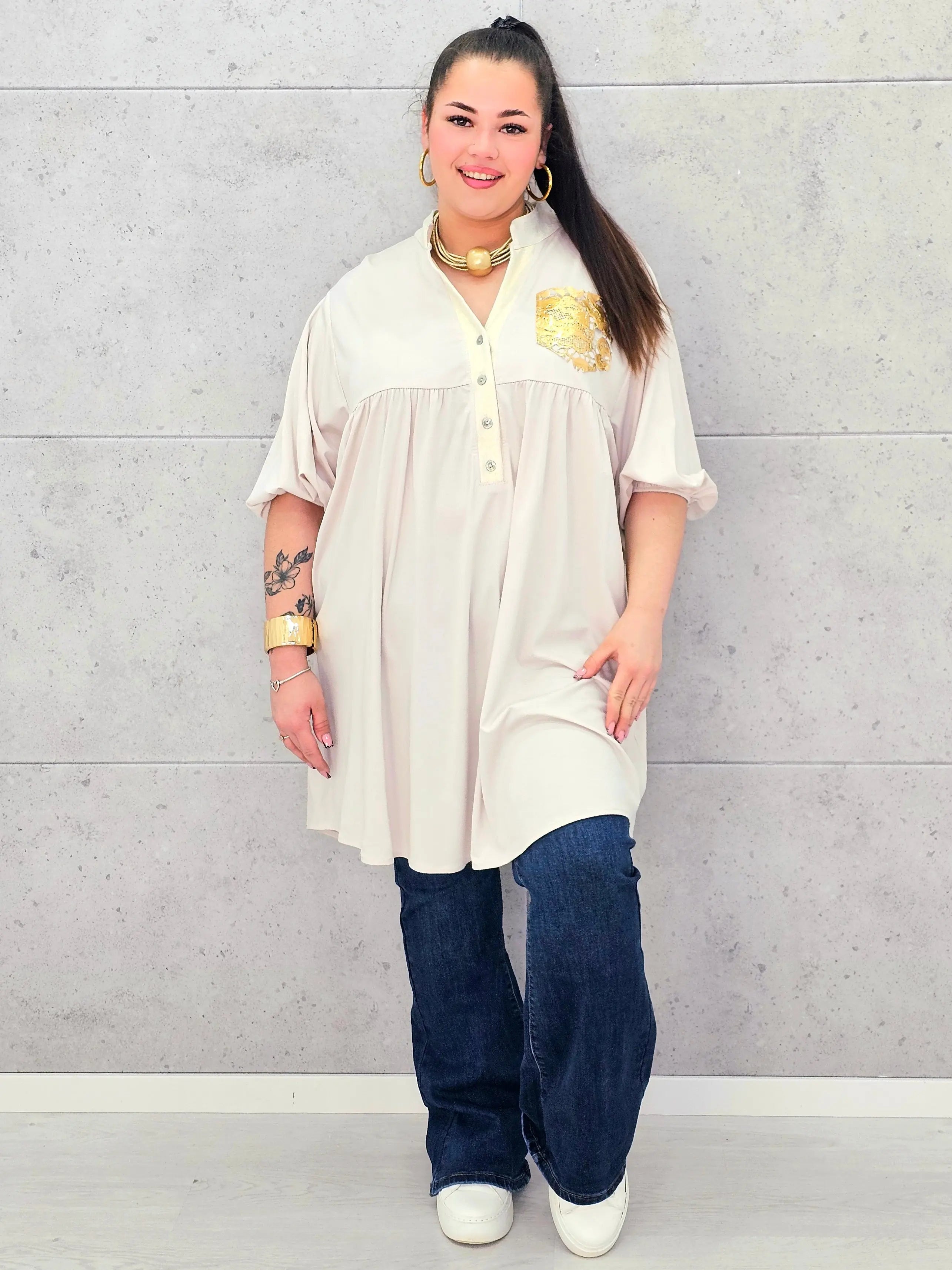 Tunika plus size z ozdobną złotą kieszenią – elegancja i komfort dla kobiet XXL Stylowa XL