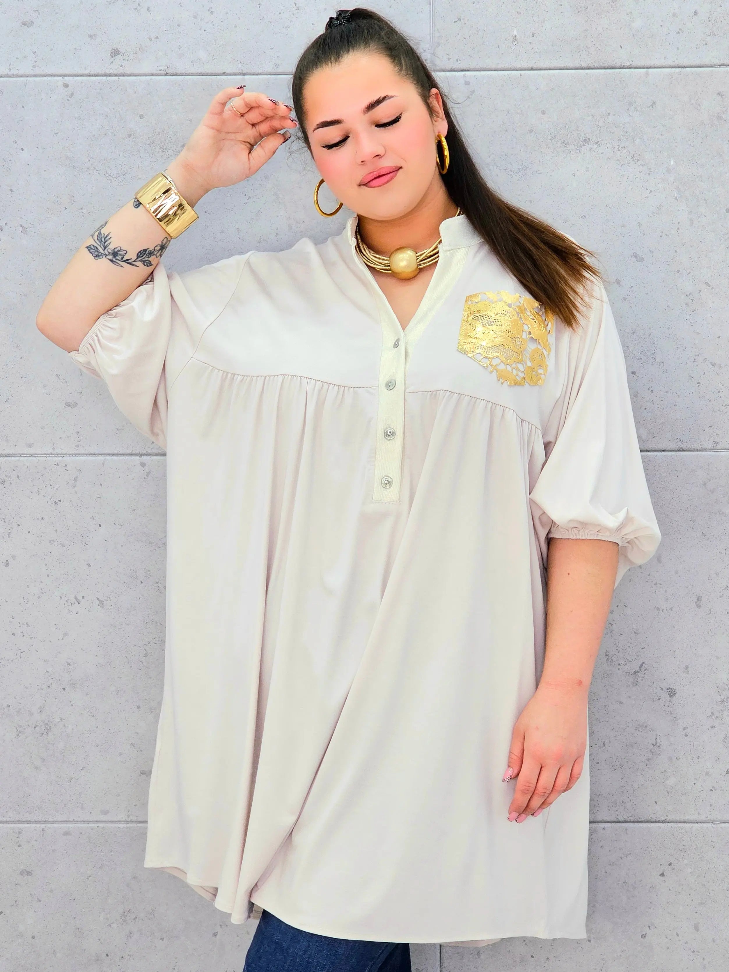Tunika plus size z ozdobną złotą kieszenią – elegancja i komfort dla kobiet XXL Stylowa XL