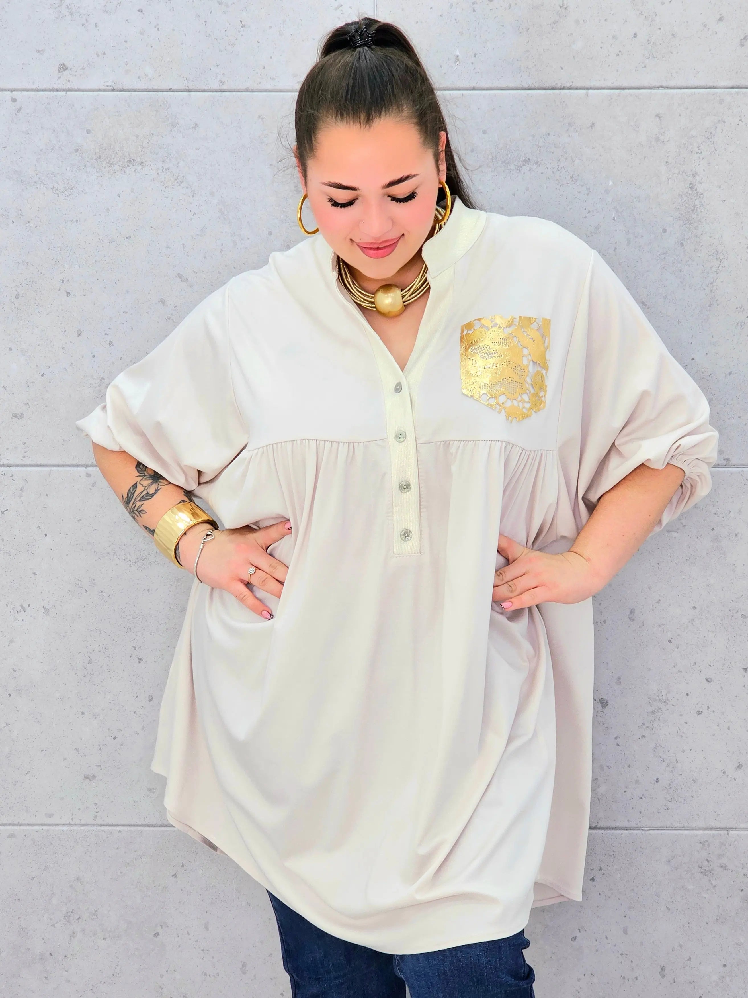 Tunika plus size z ozdobną złotą kieszenią – elegancja i komfort dla kobiet XXL Stylowa XL