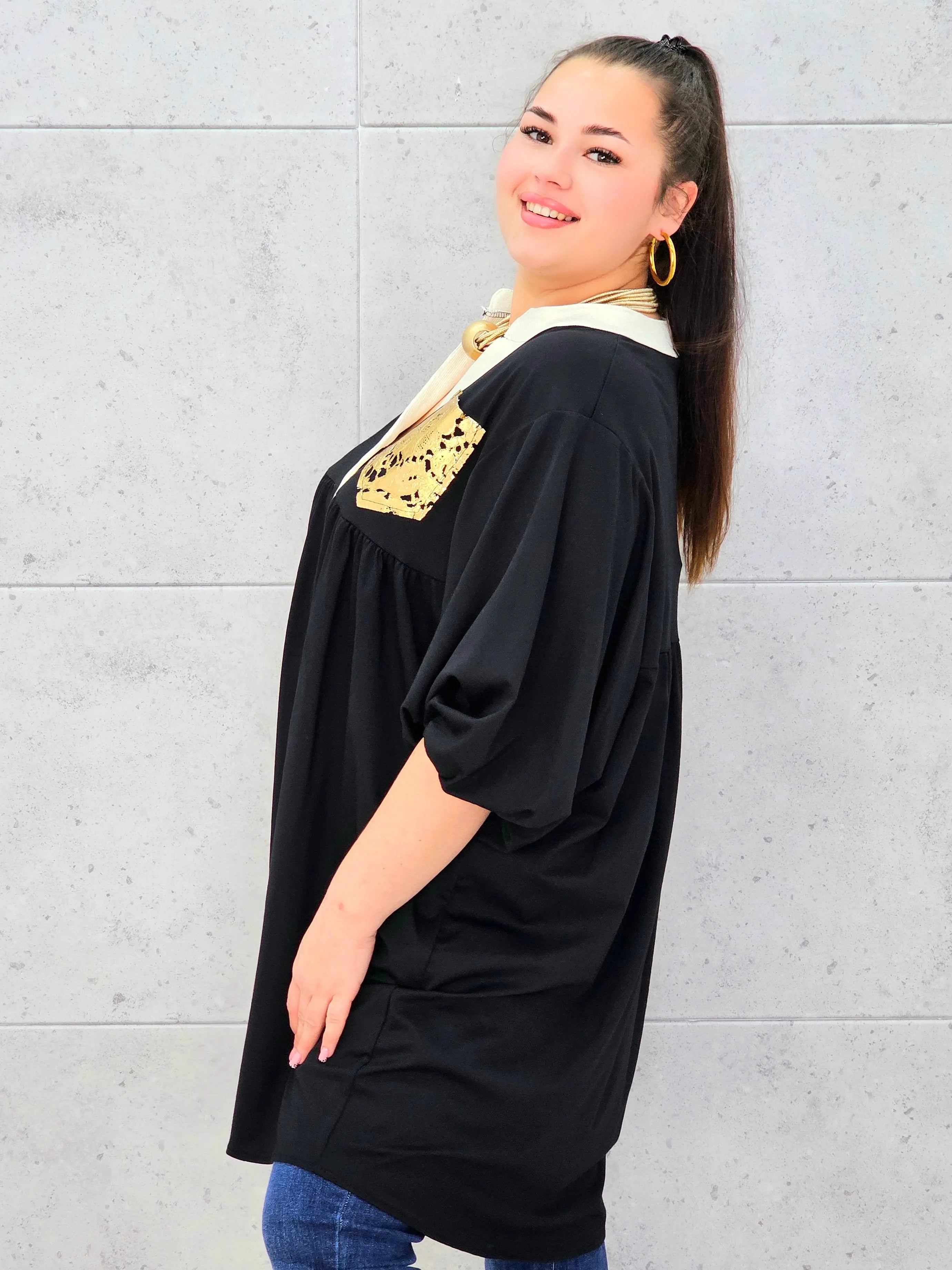 Tunika plus size z ozdobną złotą kieszenią – elegancja i komfort dla kobiet XXL Stylowa XL