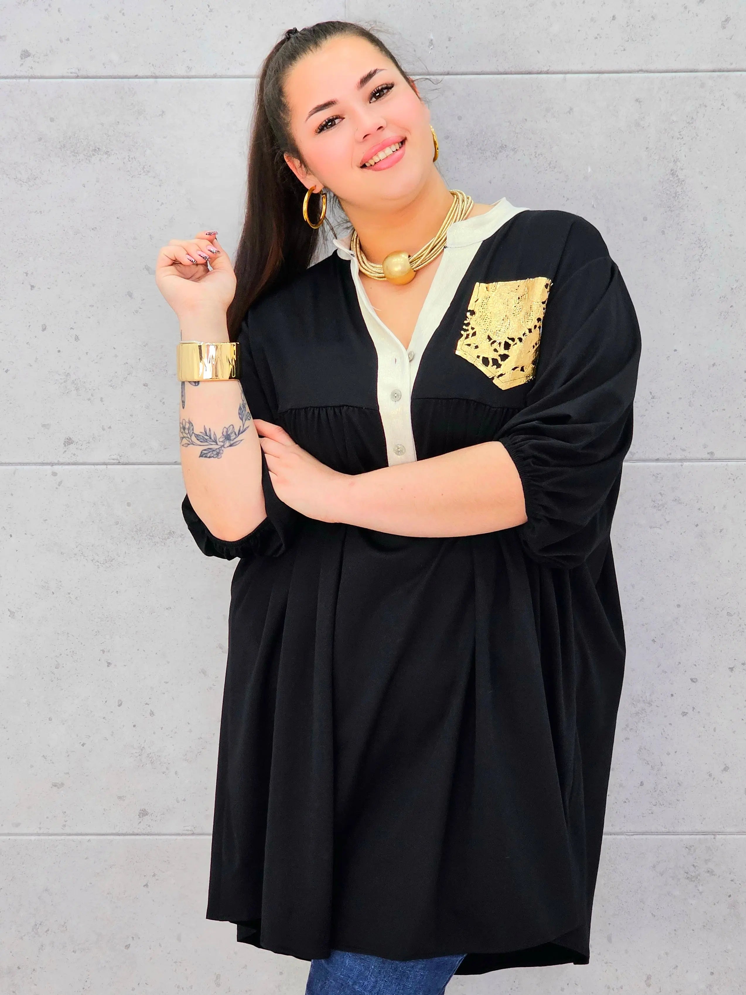 Tunika plus size z ozdobną złotą kieszenią – elegancja i komfort dla kobiet XXL Stylowa XL
