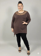 Tunika plus size z ozdobnym dekoltem – elegancka tunika XXL dla kobiet Stylowa XL