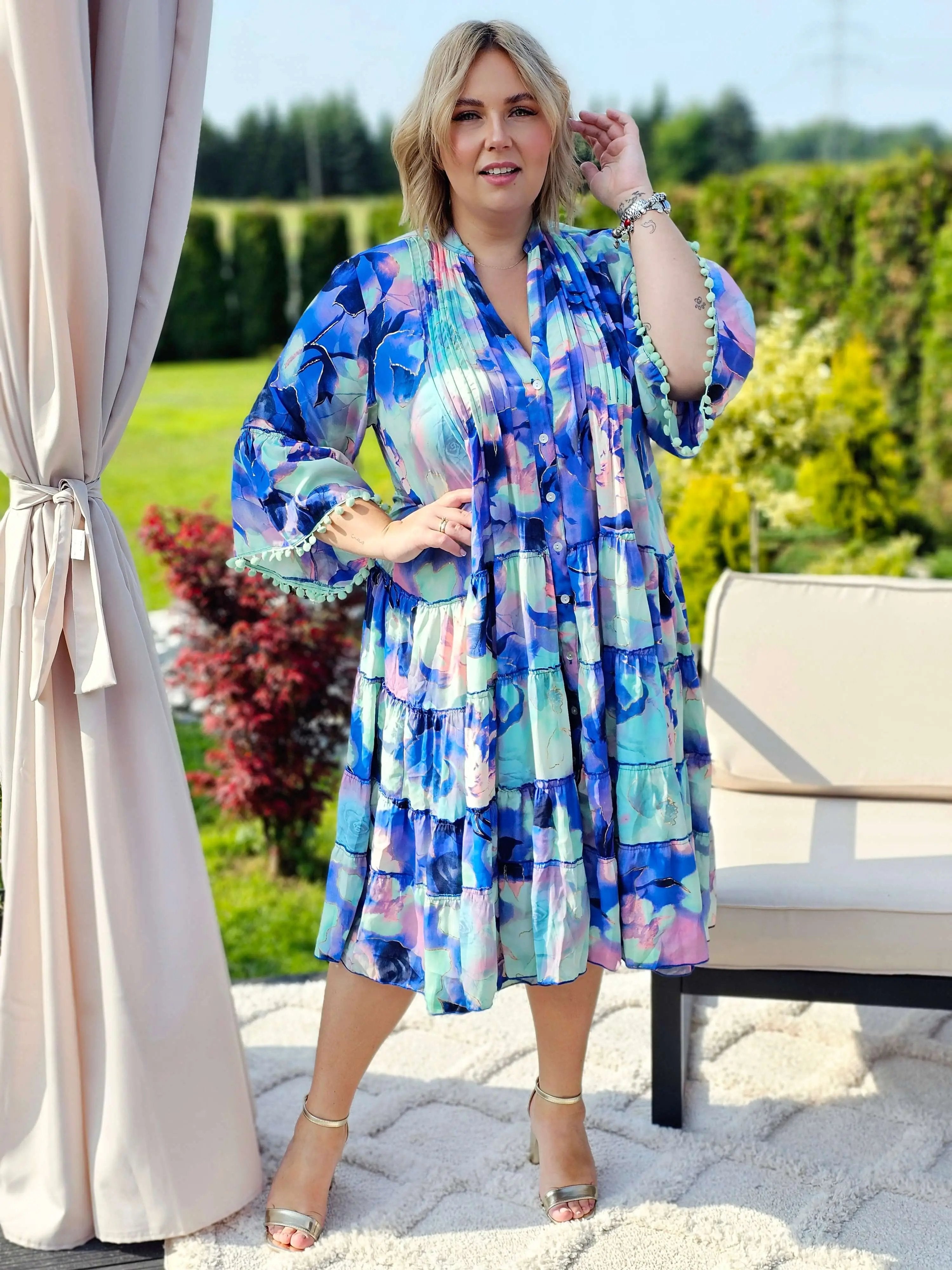 Urocza sukienka w kwiaty emanuje letnią świeżością i kobiecą elegancją - w 4 kolorach Stylowa XL