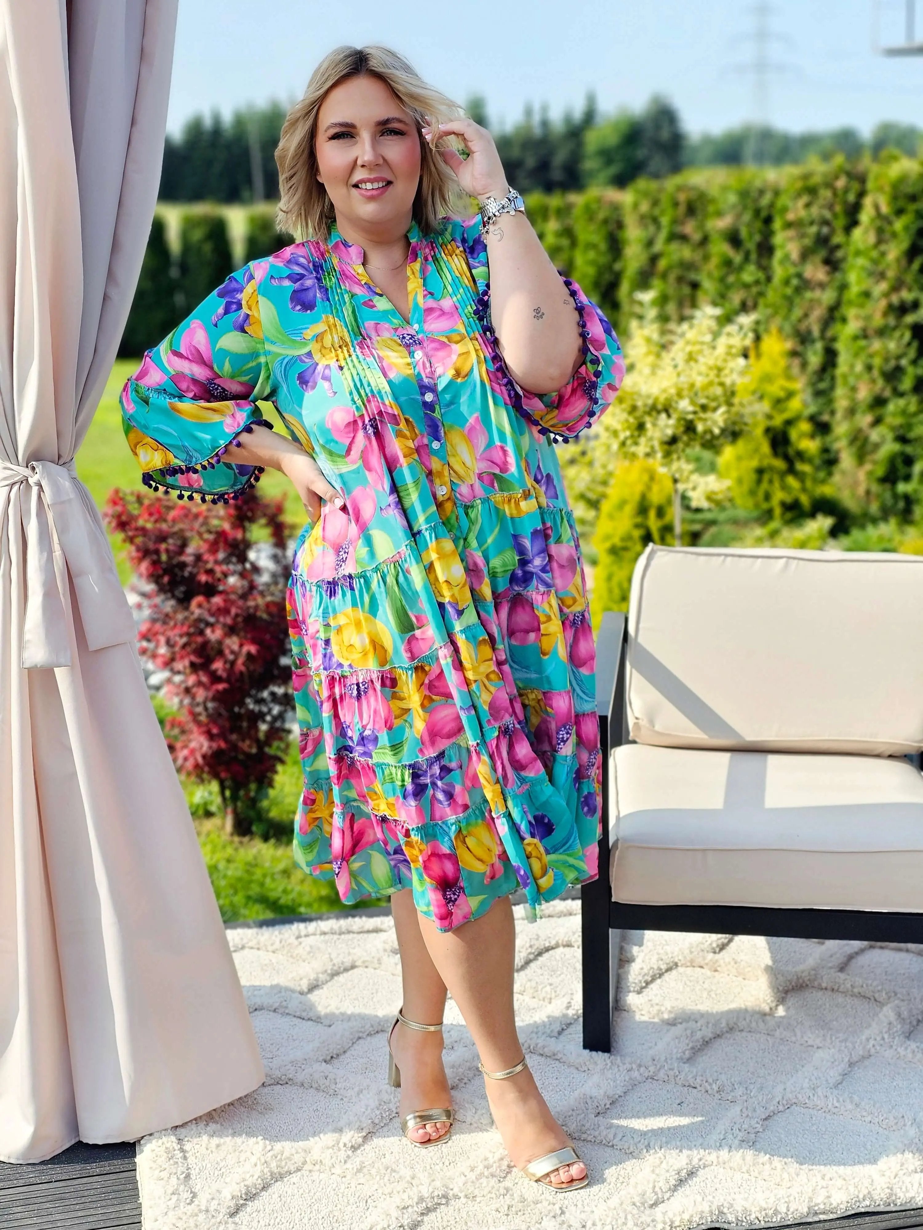 Urocza sukienka w kwiaty emanuje letnią świeżością i kobiecą elegancją - w 4 kolorach Stylowa XL