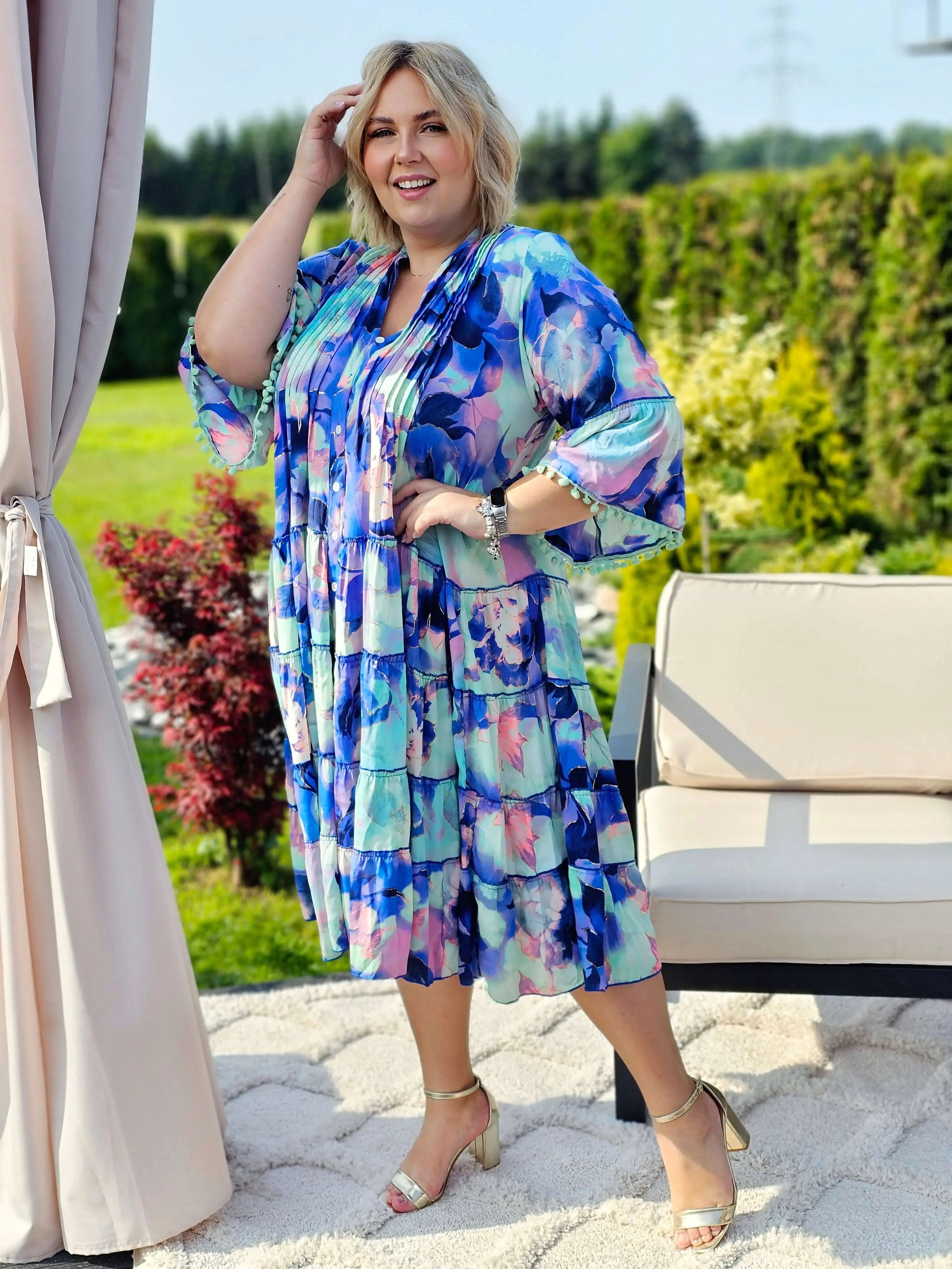 Urocza sukienka w kwiaty emanuje letnią świeżością i kobiecą elegancją - w 4 kolorach Stylowa XL