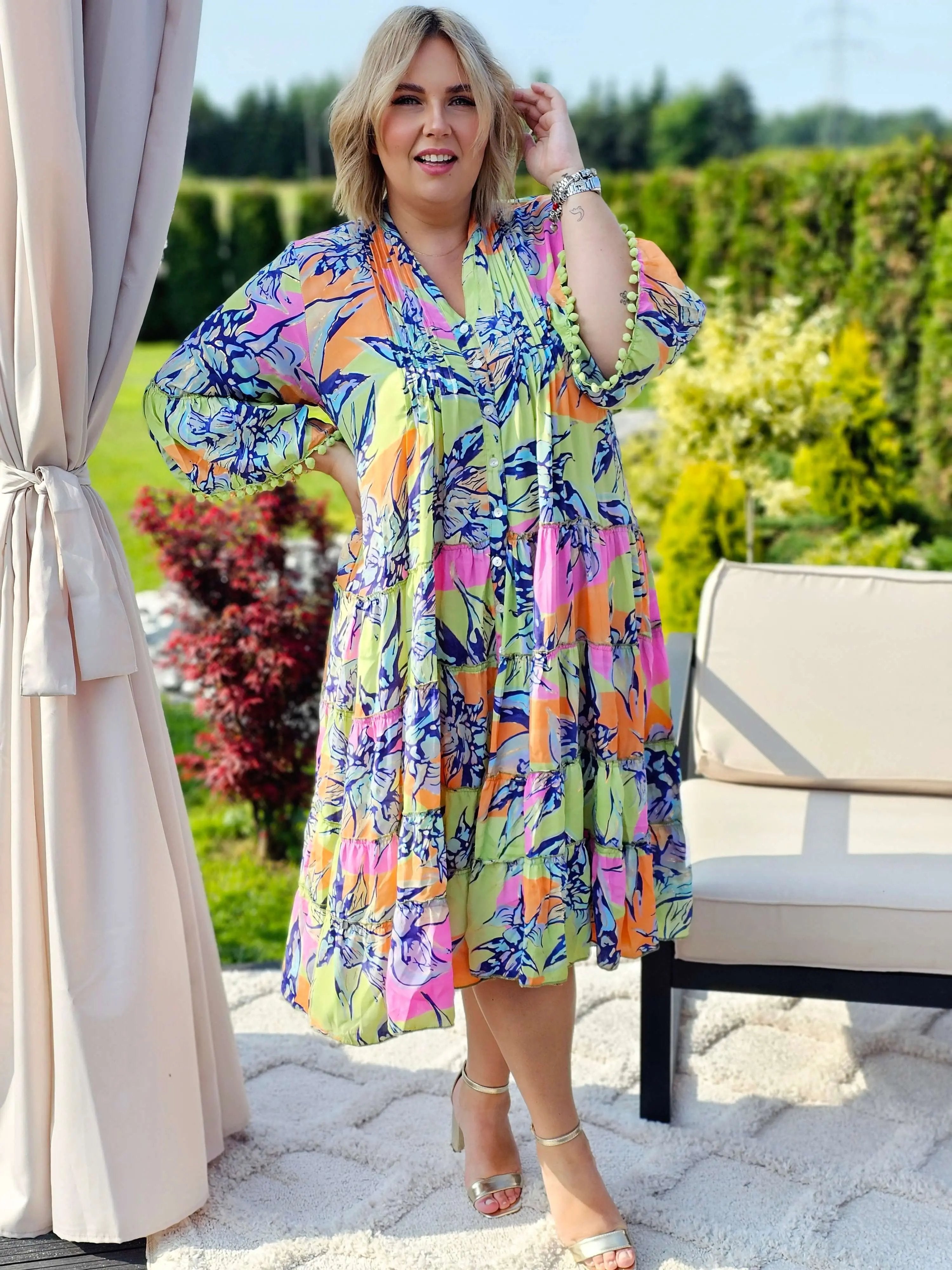 Urocza sukienka w kwiaty emanuje letnią świeżością i kobiecą elegancją - w 4 kolorach Stylowa XL