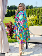 Urocza sukienka w kwiaty emanuje letnią świeżością i kobiecą elegancją - w 4 kolorach Stylowa XL