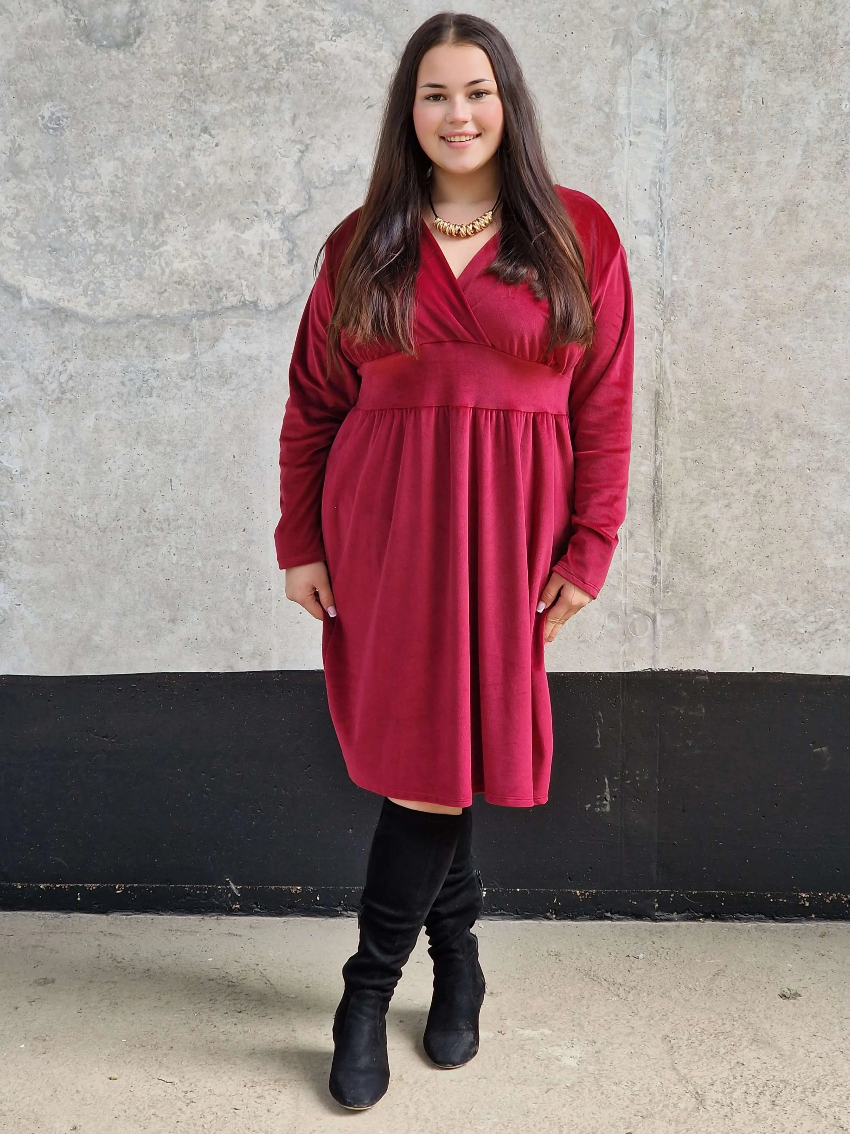 Welurowa sukienka z dekoltem na plecach Stylowa XL