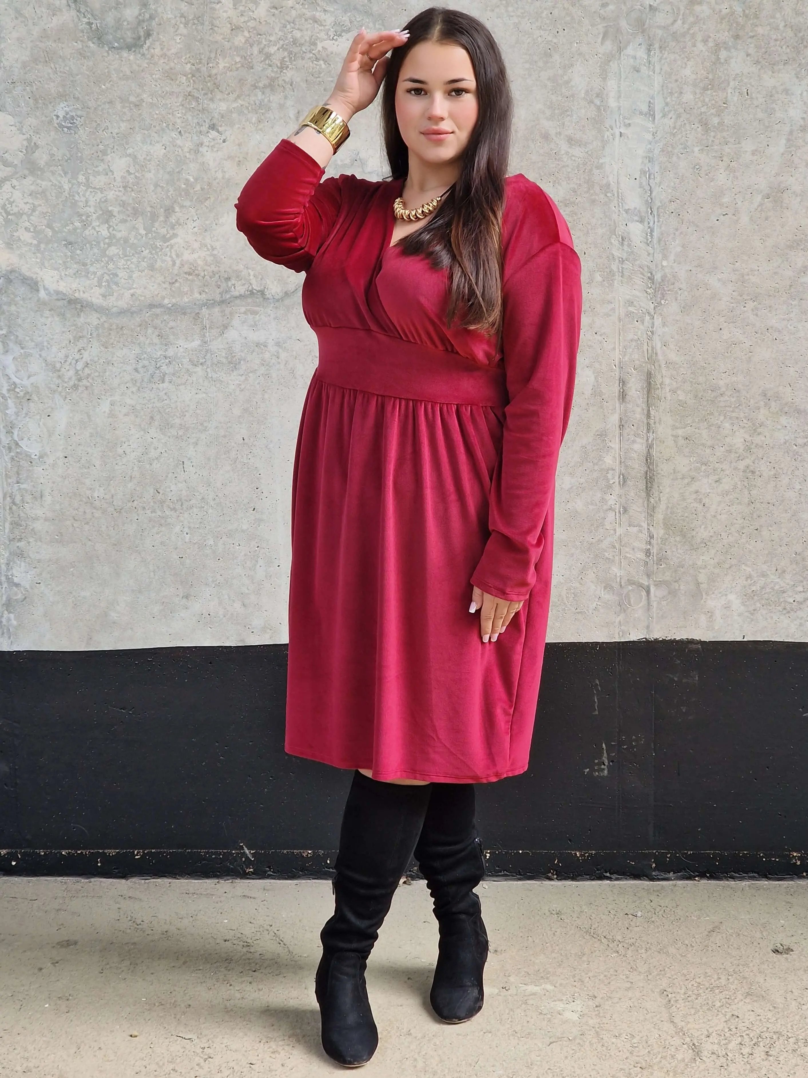 Welurowa sukienka z dekoltem na plecach Stylowa XL