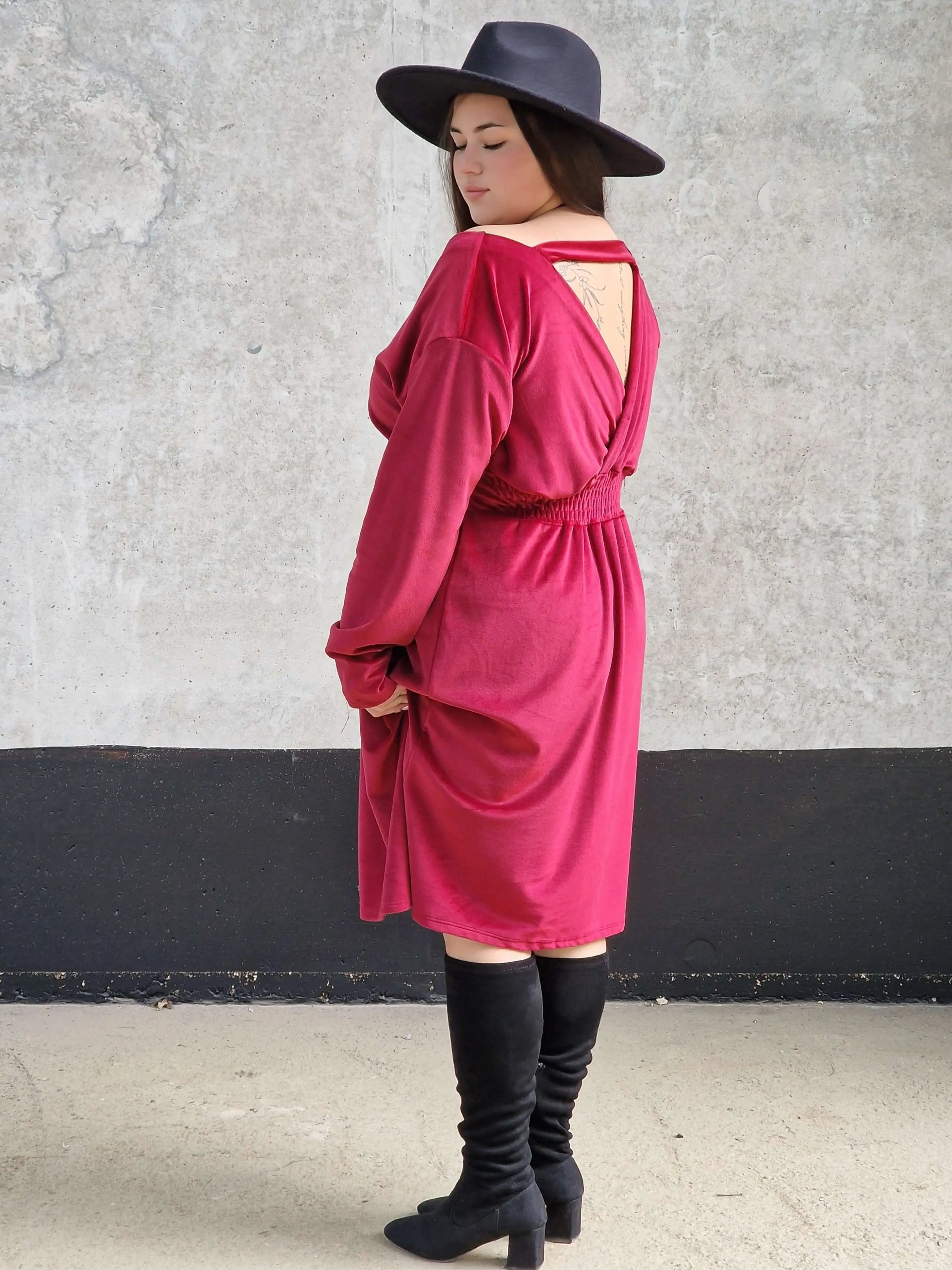 Welurowa sukienka z dekoltem na plecach Stylowa XL