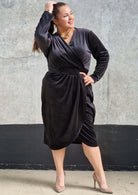 Welurowa sukienka z kopertowym dekoltem Stylowa XL