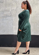 Welurowa sukienka z kopertowym dekoltem Stylowa XL