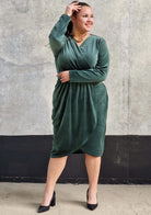 Welurowa sukienka z kopertowym dekoltem Stylowa XL