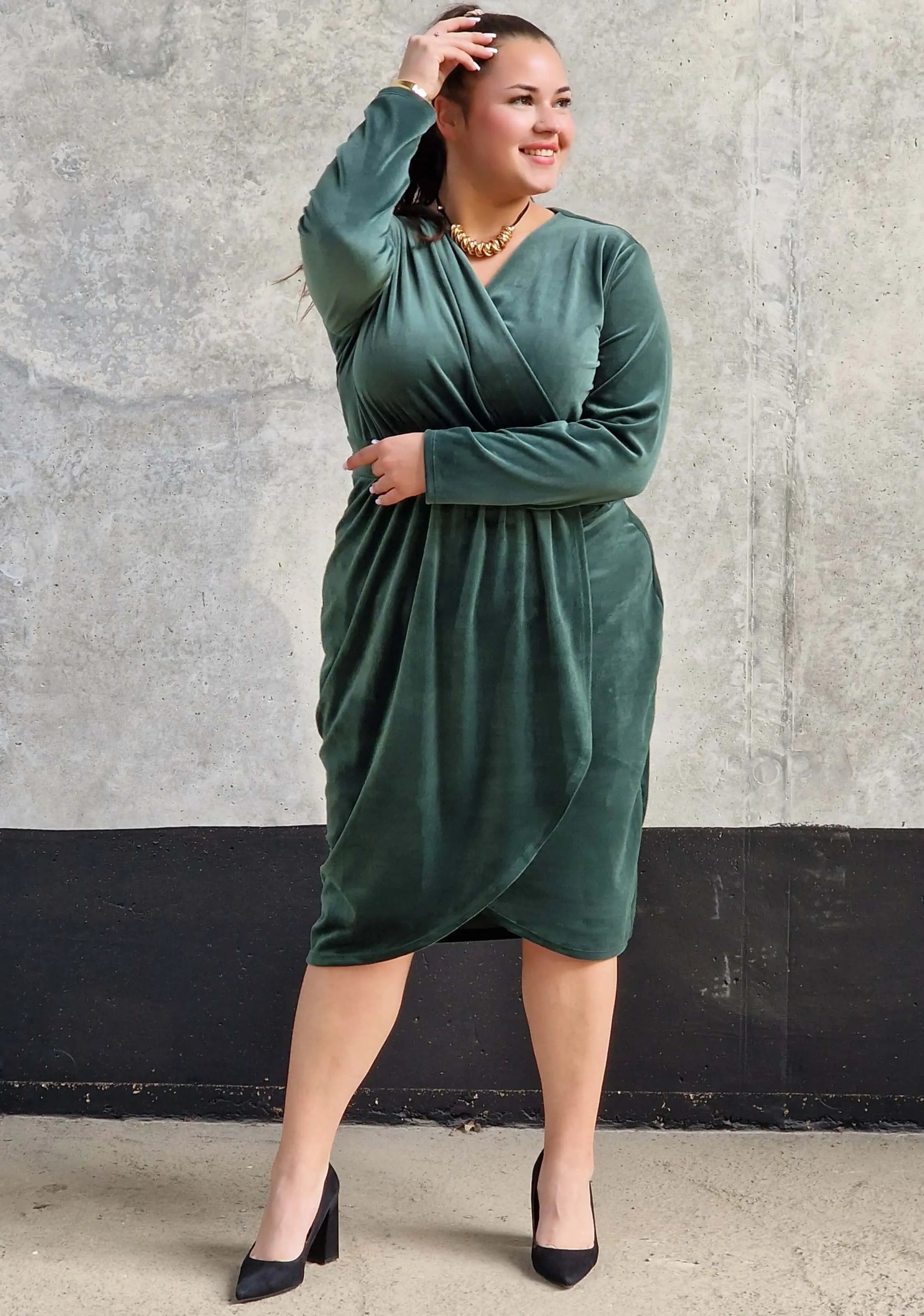 Welurowa sukienka z kopertowym dekoltem Stylowa XL