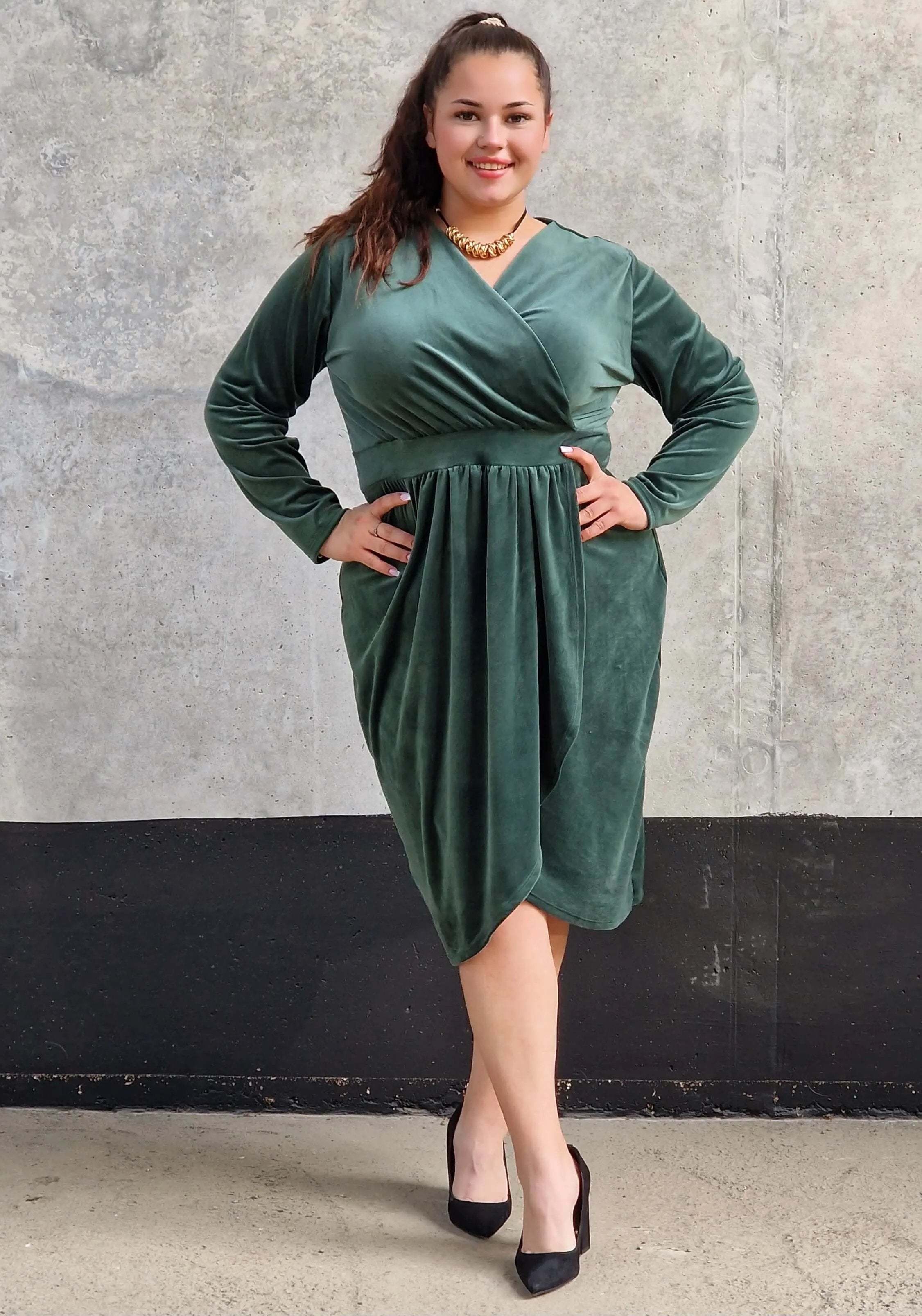 Welurowa sukienka z kopertowym dekoltem Stylowa XL