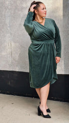 Welurowa sukienka z kopertowym dekoltem Stylowa XL