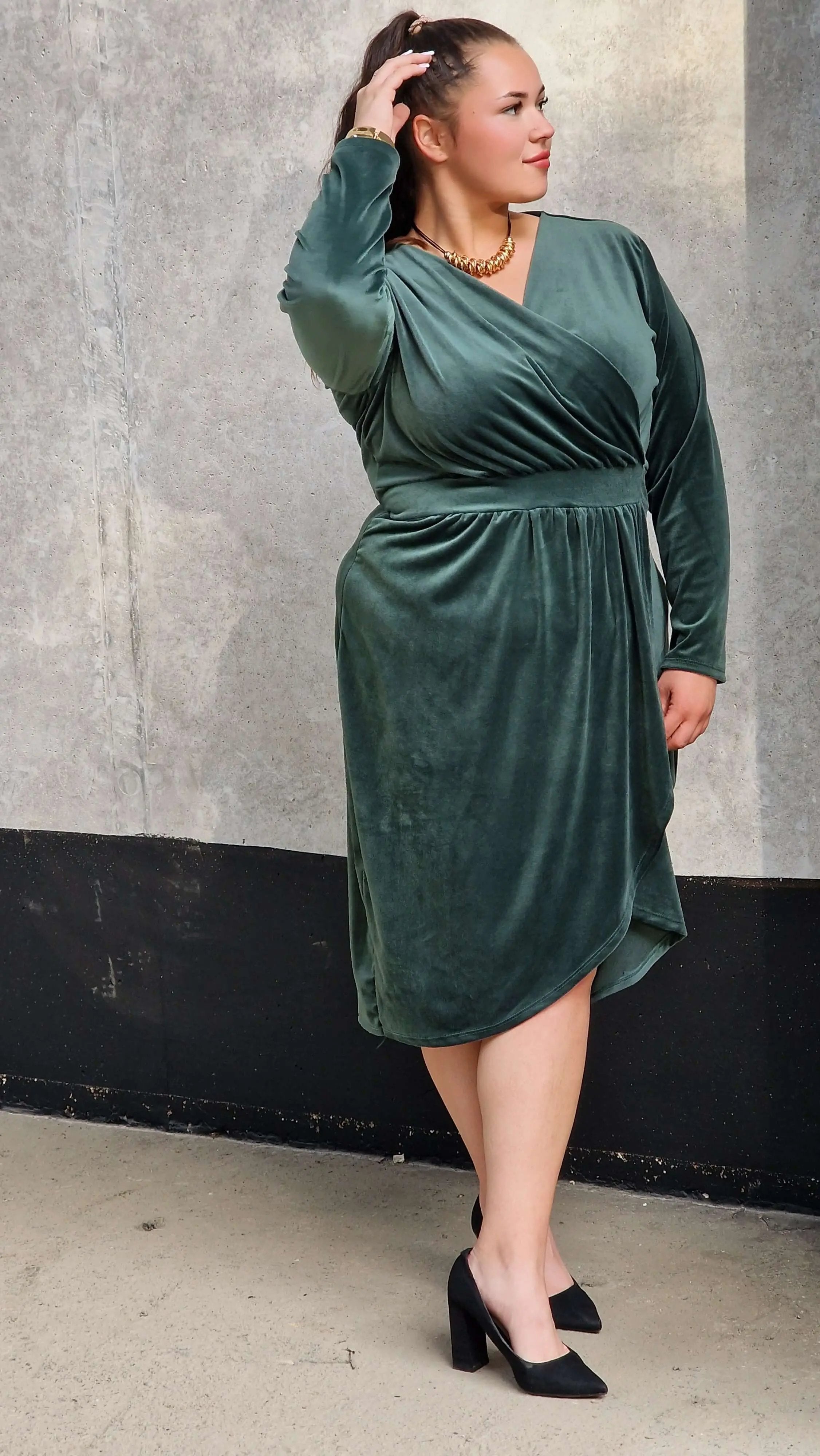 Welurowa sukienka z kopertowym dekoltem Stylowa XL