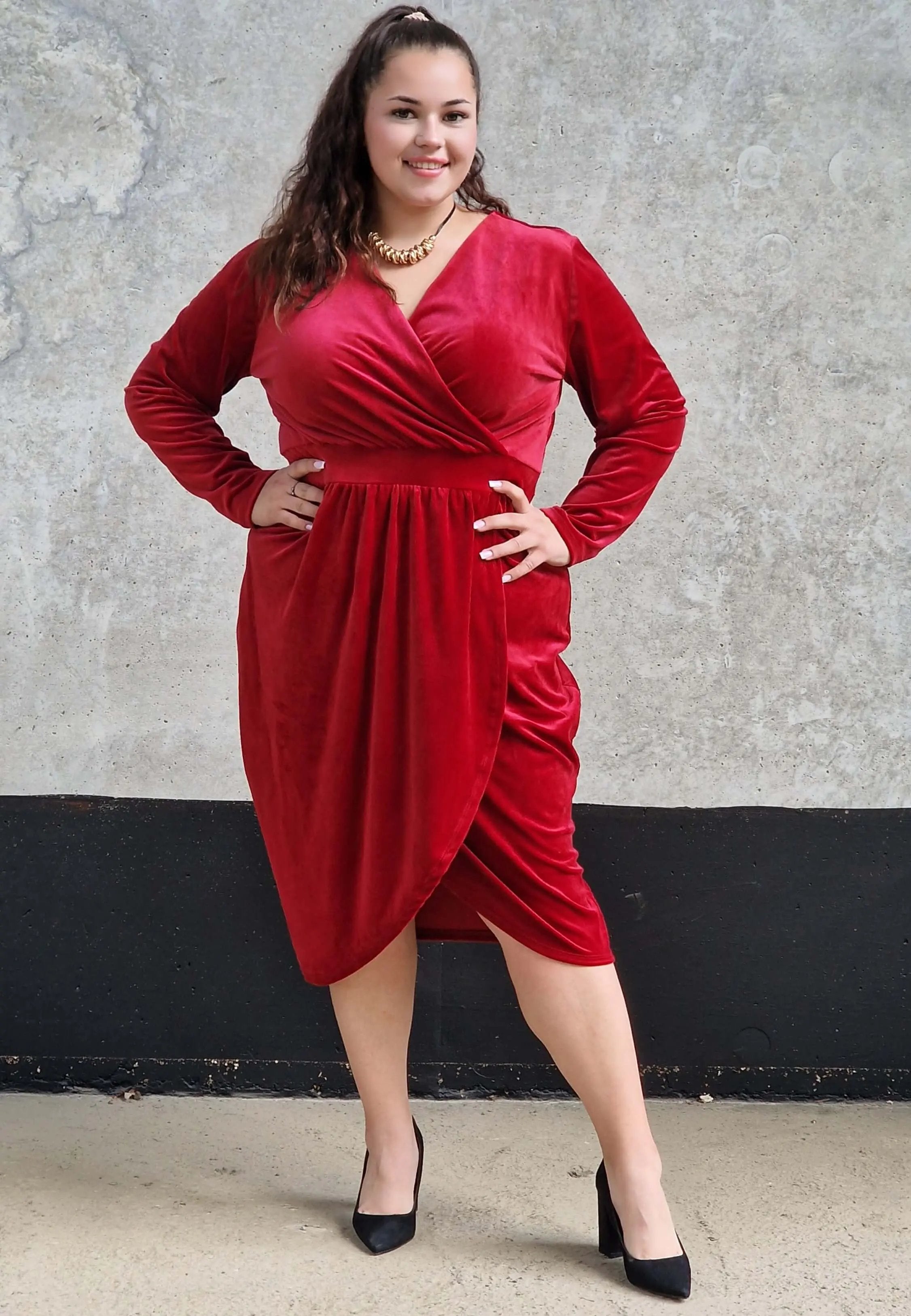 Welurowa sukienka z kopertowym dekoltem Stylowa XL