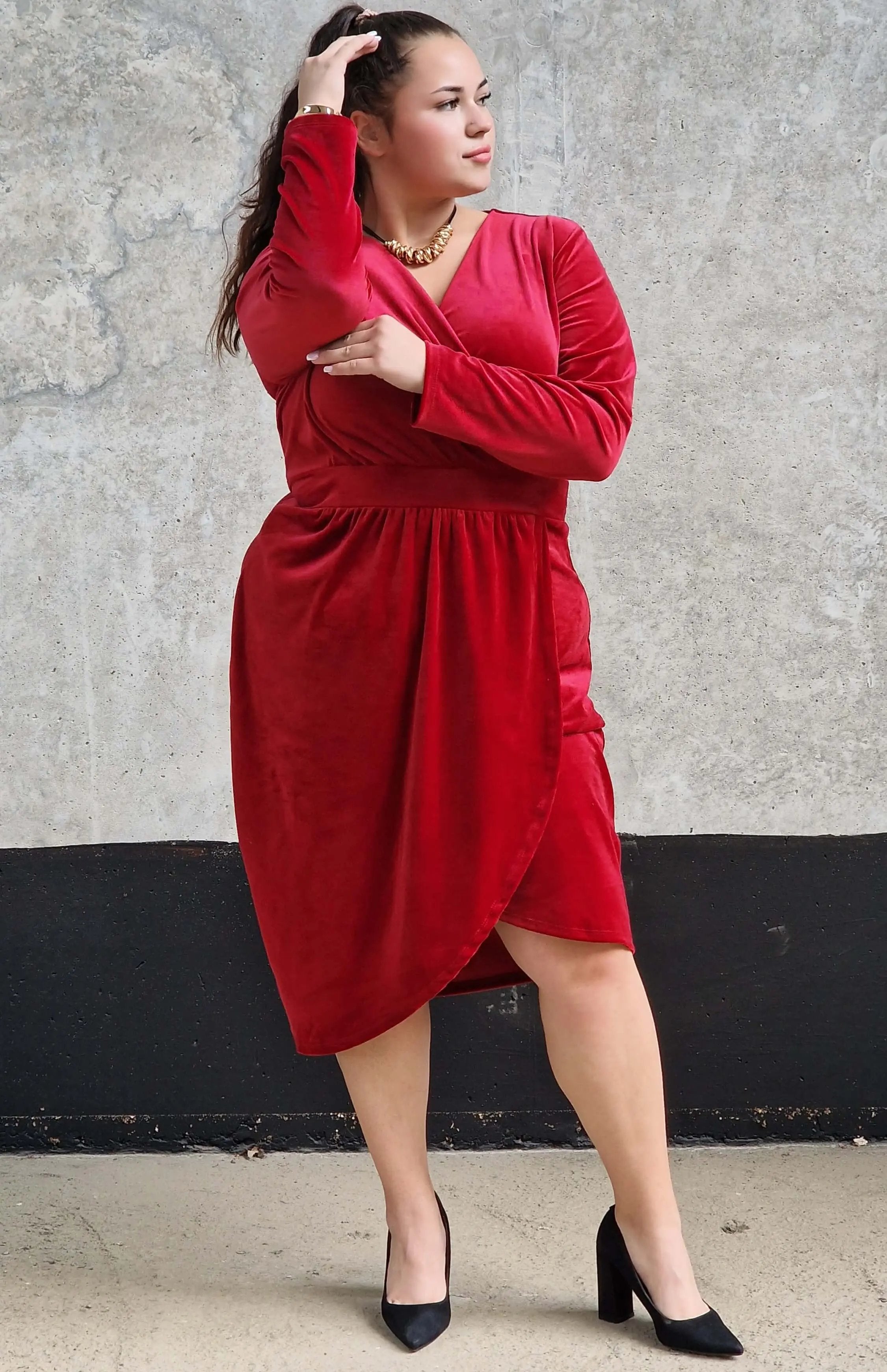 Welurowa sukienka z kopertowym dekoltem Stylowa XL