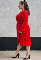 Welurowa sukienka z kopertowym dekoltem Stylowa XL