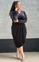 Welurowa sukienka z kopertowym dekoltem Stylowa XL